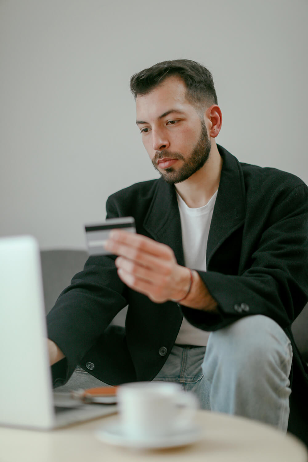 Hombre contratando un abogado online